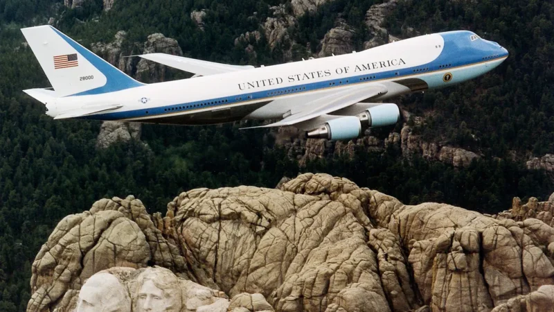 Donald Trump, spaima microbilor! Ce dotări medicale are Air Force One