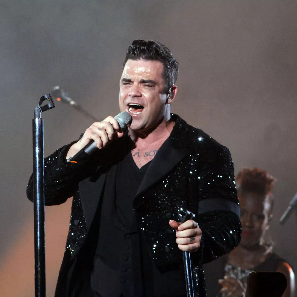 Robbie Williams, la un pas să orbească! Injecțiile miraculoase la modă au declanșat problemele