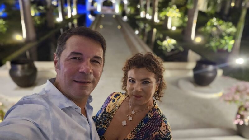 Mihaela Borcea se simte bine în pielea ei. S-a filmat lângă ocean, în costum de baie