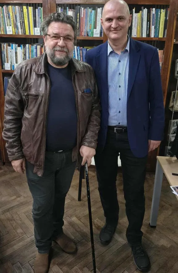 Profesorul Daniel Cristea-Enache și Florin Manole, amfitrionul Cenaclului de la Ploiești