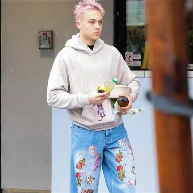 Cum arată Knox, fiul Angelinei Jolie și al lui Brad Pitt. Iese la rampă și face lucruri neobișnuite