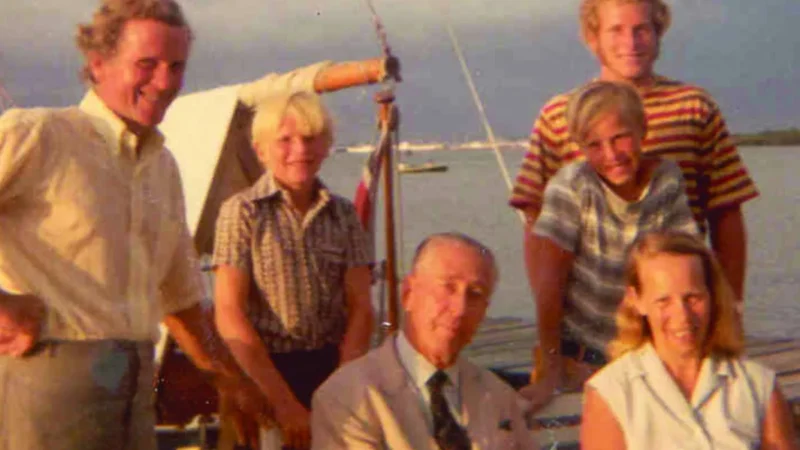 Atacați de balene ucigașe, pierduți în Pacific și salvați după 37 de zile! Povestea cutremurătoare a familiei care a sfidat moartea pe mare