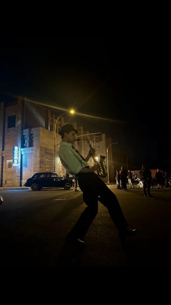 Exclusiv: Fiul unui europarlamentar român i-a dat mâna de ajutor lui Adrien Brody pentru Oscarul câștigat cu „The Brutalist”