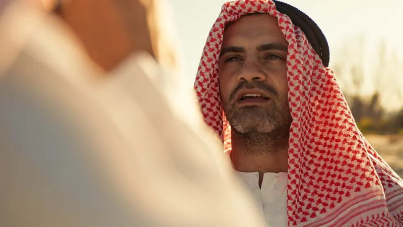 La palatul unui şeic, opreşte un autocar din care coboară un grup numeros de femei – Bancul zilei