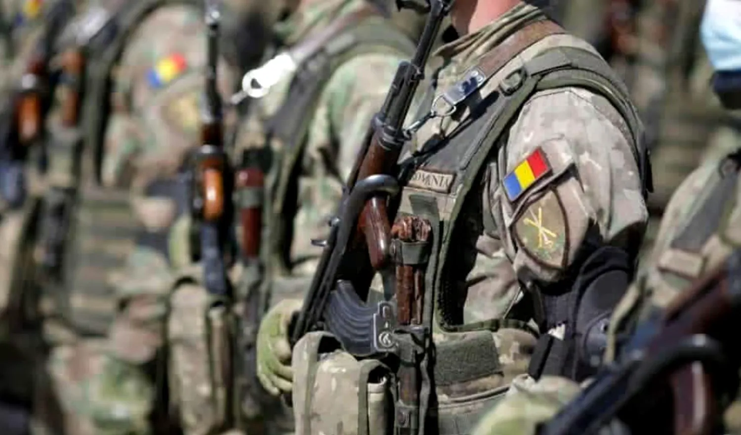 Un tânăr, dorind să-l mituiască pe doctor pentru a scăpa de armată, își bagă în fund un sul de bancnote. Leșini de râs ce urmează