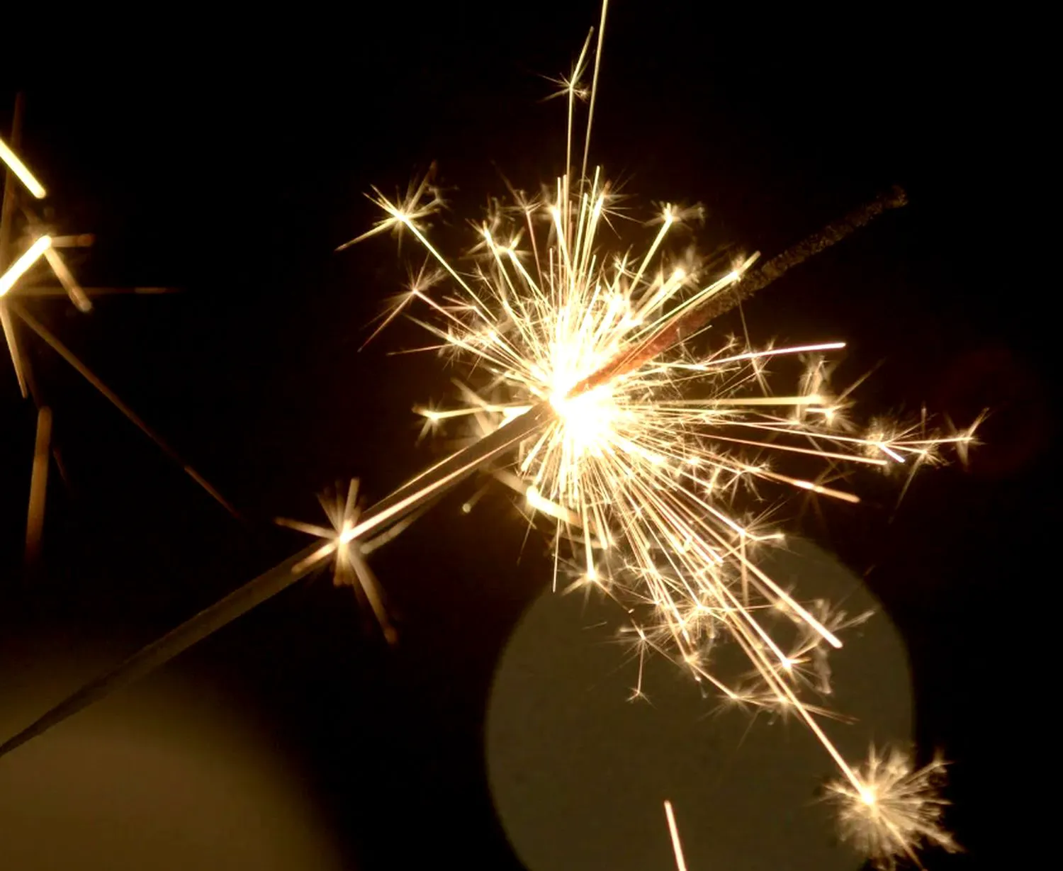 Adio petarde și artificii de Revelion. Cine încalcă legea plătește amenzi de până la 7500 de lei