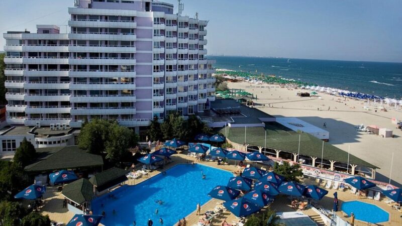 Proprietara unui hotel de lux de pe litoral a murit de spaimă. Soțul ei se afla la volan