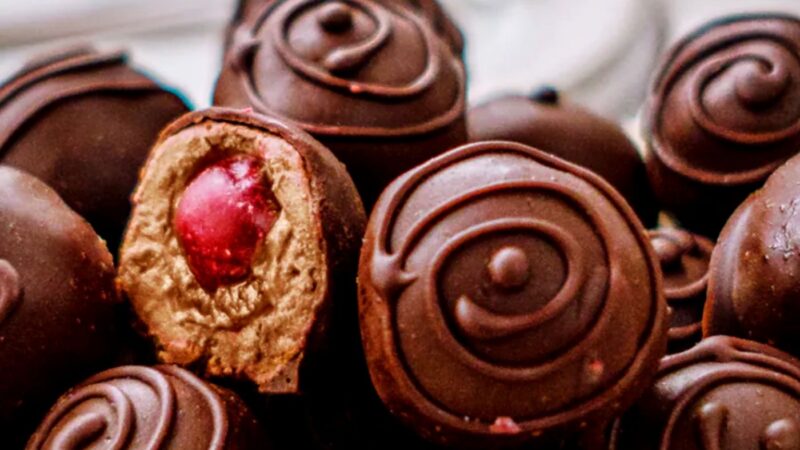 Bunicule, aici e curat, apă limpede și calmă, dar fetele sunt prea îmbrăcate. Bunicul scoate din buzunar două bomboane și…