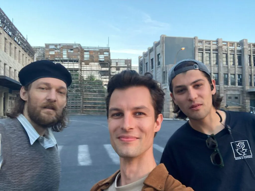 Exclusiv: Fiul unui europarlamentar român i-a dat mâna de ajutor lui Adrien Brody pentru Oscarul câștigat cu „The Brutalist”