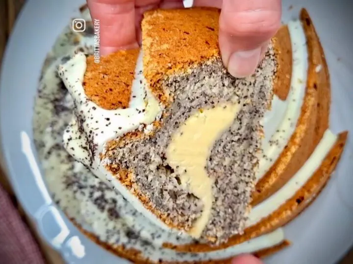 Chec cu mac și iaurt, un deliciu pufos și umed