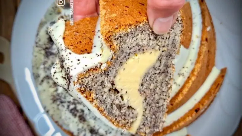 Chec cu mac și iaurt, un deliciu pufos și umed