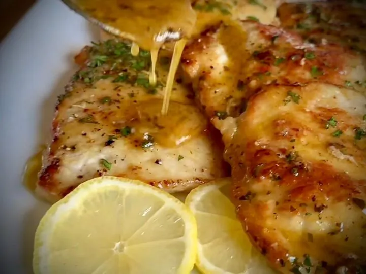 Cotlete de porc cu lămâie – o cină rapidă și plină de savoare