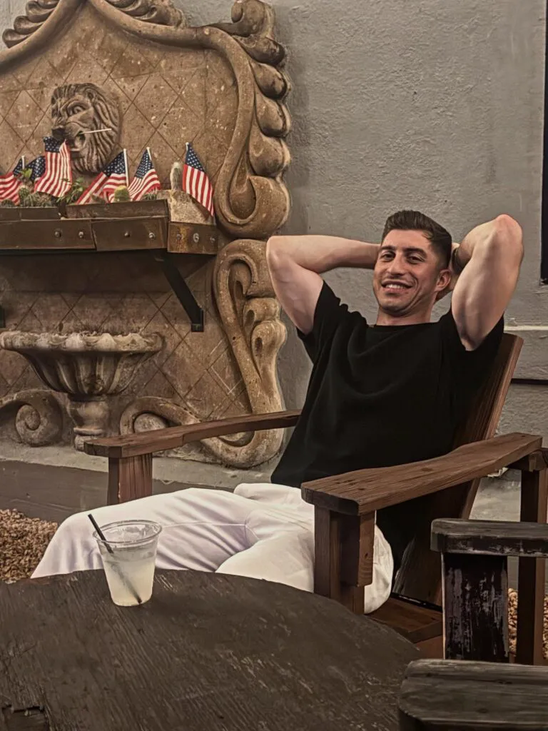 Uitați de SPP-istul lui Nicușor Dan! Claudiu este cel mai tânăr instructor de piloți al NATO și frânge inimi cu viteza luminii