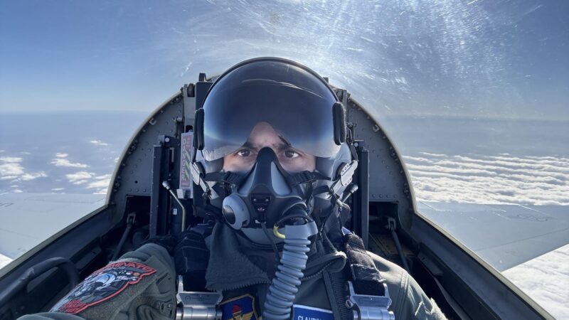 Uitați de SPP-istul lui Nicușor Dan! Claudiu este cel mai tânăr instructor de piloți al NATO și frânge inimi cu viteza luminii