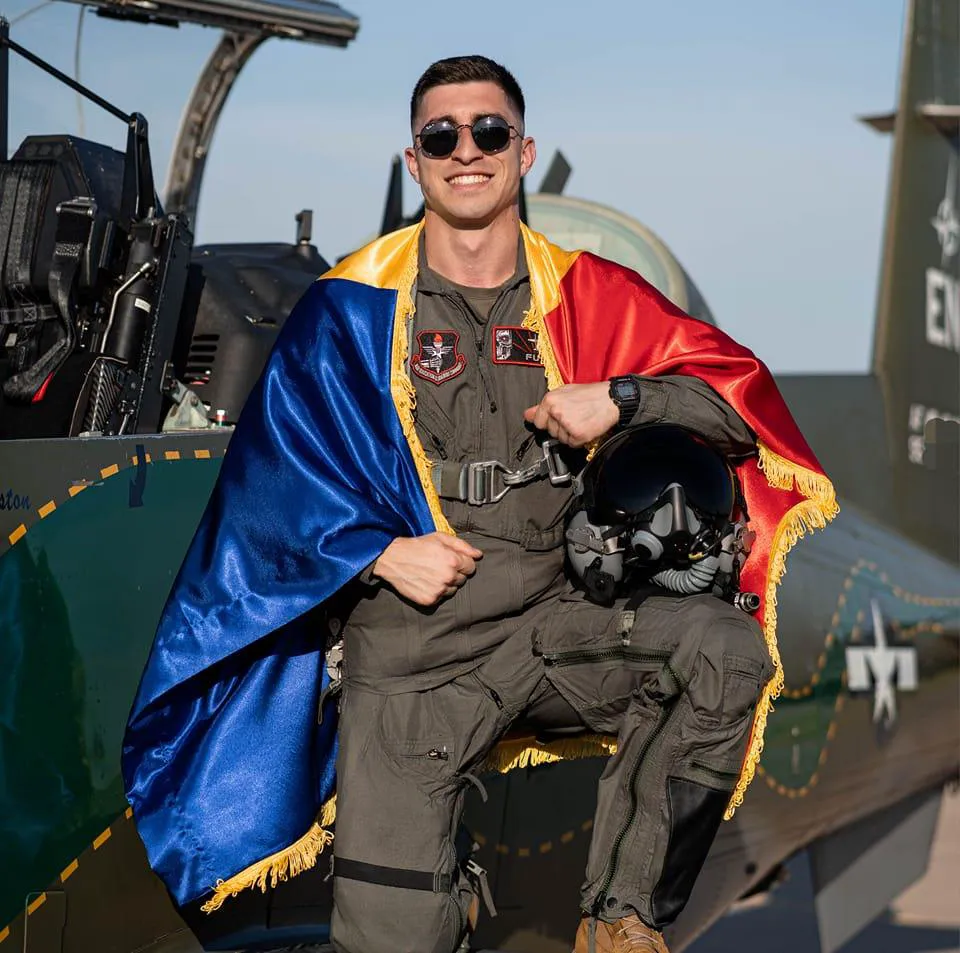 Uitați de SPP-istul lui Nicușor Dan! Claudiu este cel mai tânăr instructor de piloți al NATO și frânge inimi cu viteza luminii