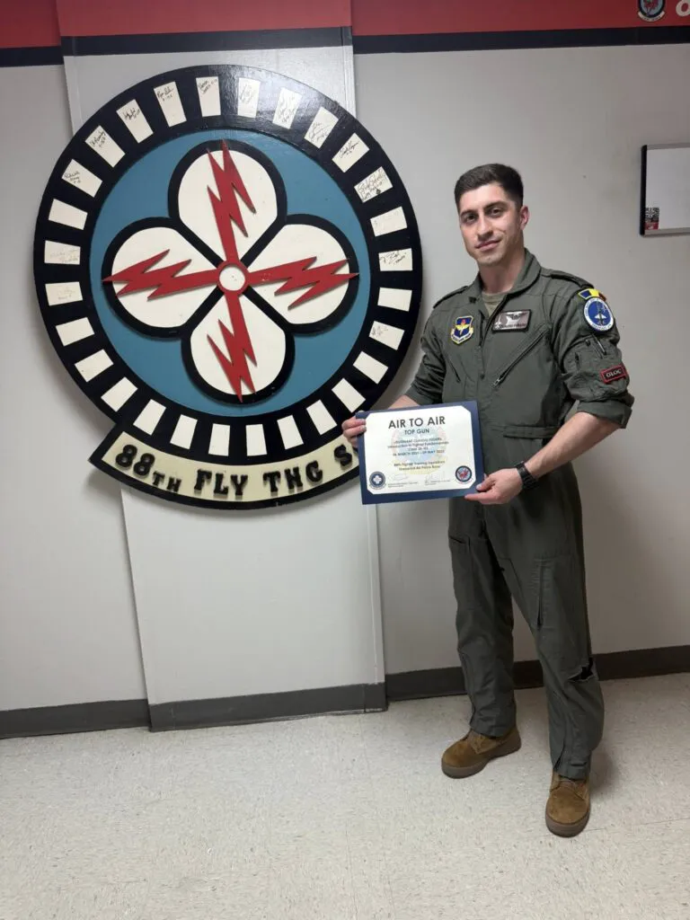 Uitați de SPP-istul lui Nicușor Dan! Claudiu este cel mai tânăr instructor de piloți al NATO și frânge inimi cu viteza luminii