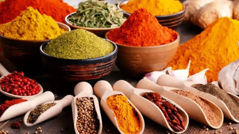 Alertă în supermarket. Condimente cu fragmente de metal și cauciuc scoase de pe piață