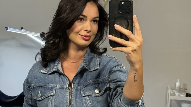 Deea, fosta soție a lui Dinu Maxer, preocupată de uterul ei. Ar mai vrea un copil