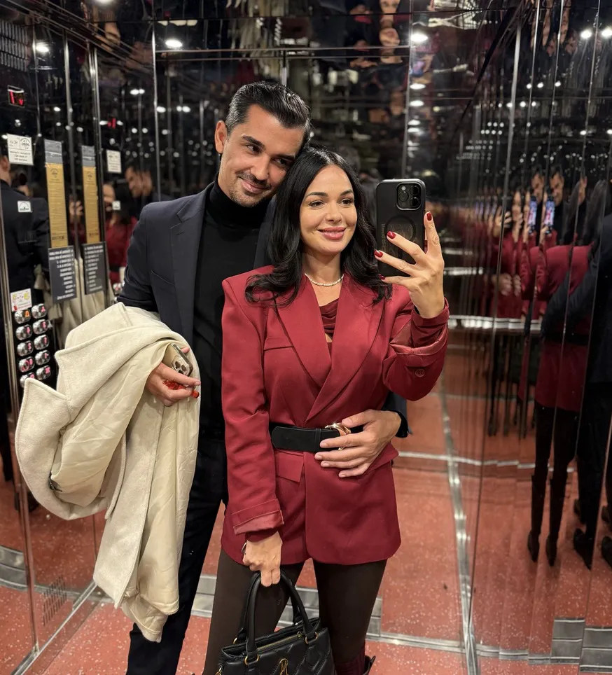 Deea, fosta soție a lui Dinu Maxer, preocupată de uterul ei. Ar mai vrea un copil