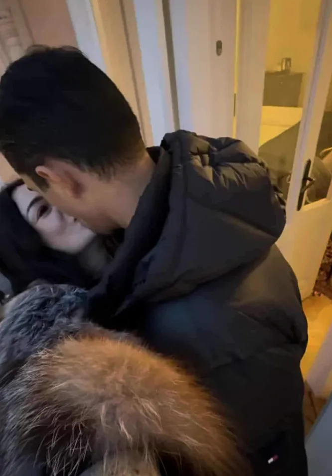 Deea, fosta soție a lui Dinu Maxer, preocupată de uterul ei. Ar mai vrea un copil