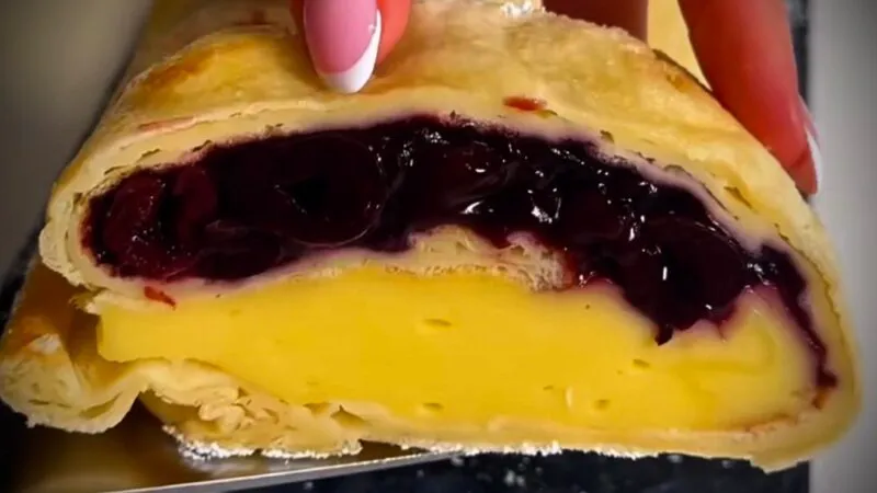 Super rețeta de weekend: Clătită uriașă, la cuptor cu fructe și budincă de vanilie