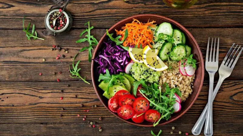 Ce doriți să comandați? Aș vrea un meniu de dietă, dar să fie gustos, să nu mă îngrașe. Ce recomandă chelnerul