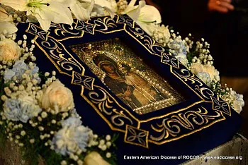 Icoana de 20 de dolari din care curge smirnă