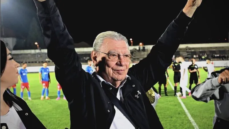 Emeric Ienei abia mai iese din casă. Legendarul antrenor se folosește de o cârjă