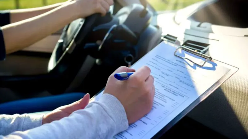 Bulă, îmi pare rău. Am picat examenul de conducere. Asta e, Bubulino, dar ce ți-a căzut? Râzi cu lacrimi ce răspunde