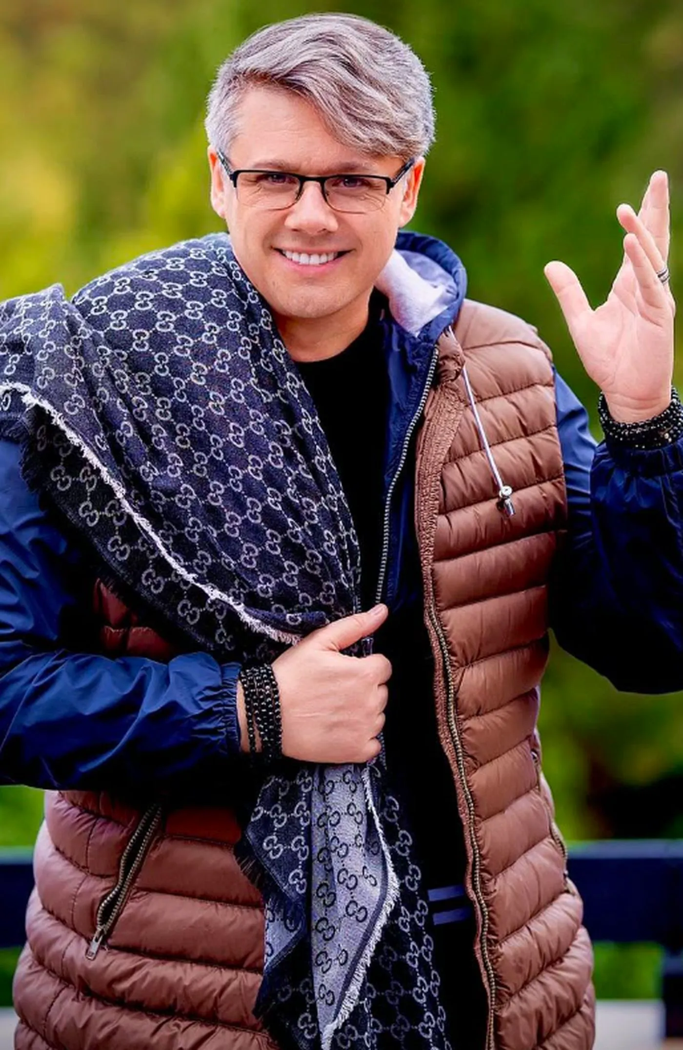 Fuego povestește cu umor cum a ajuns glob de Crăciun în bradul primăriei din Craiova. Leșini de râs