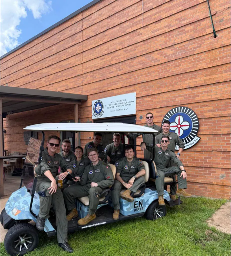 Uitați de SPP-istul lui Nicușor Dan! Claudiu este cel mai tânăr instructor de piloți al NATO și frânge inimi cu viteza luminii