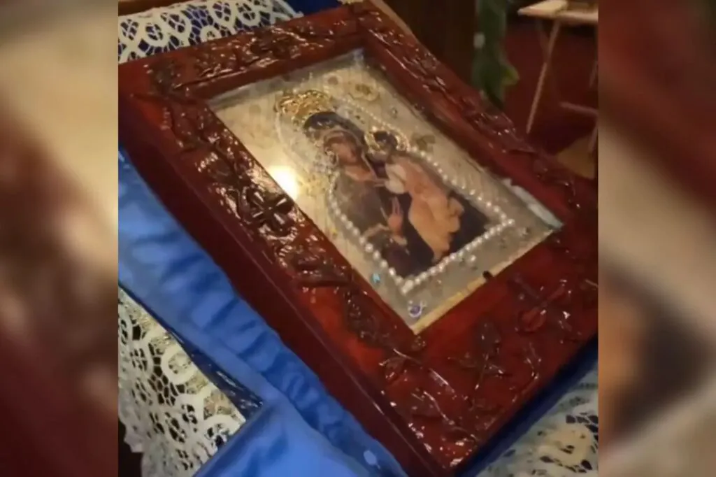 Icoana de 20 de dolari din care curge smirnă