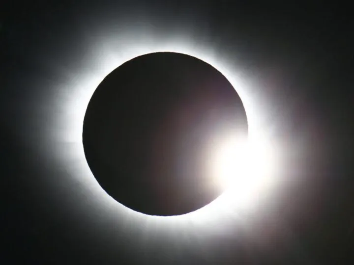 Fenomen astronomic sau semn divin? Cum a fost trăită eclipsa din 1999