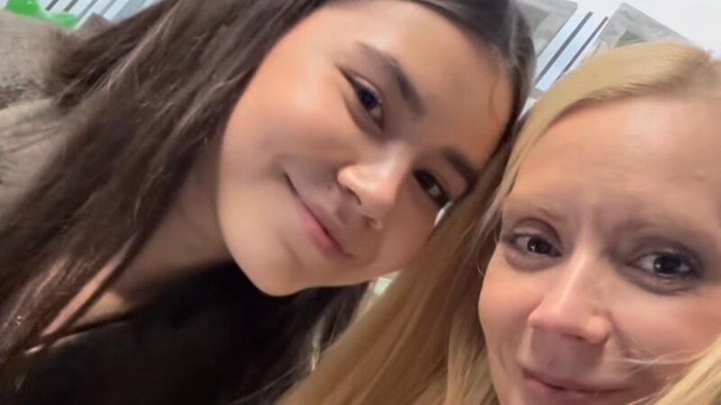 După divorț, Daciana Sârbu se lasă pe mâna fiicei mai mari. Irina o încurajează să fie în trend