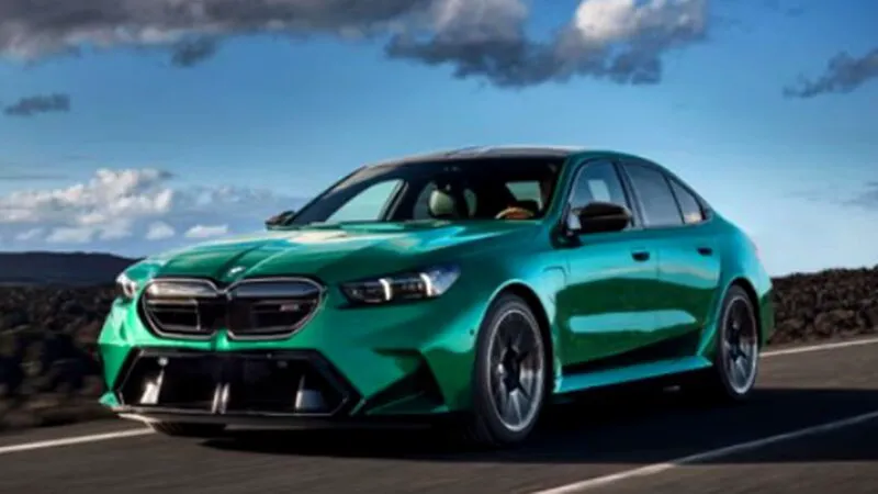 Bancul zilei. O blondă şi o brunetă se plimbă cu maşina. Dialogul lor e spumos