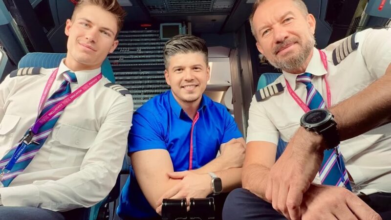 Mihai Sturzu, fostul membru al trupei HI-Q, ține discursuri neobișnuite pasagerilor din avion. Oamenii îl adoră