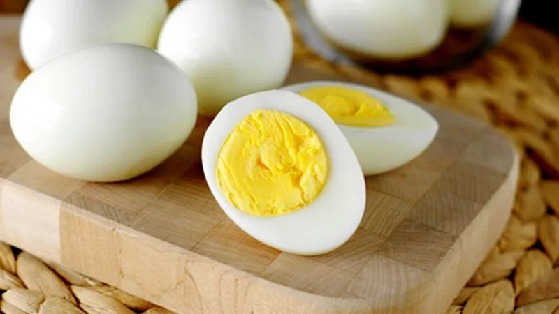 Tânăra nevastă fierbe ouă pentru micul dejun. Soțul o întreabă: De ce ouăle astea sunt așa de tari? Râzi cu lacrimi ce răspunde