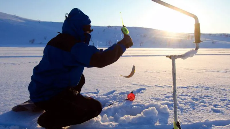 Bulă se duce la pescuit la copcă. Începe să spargă gheața, când aude o voce de sus…