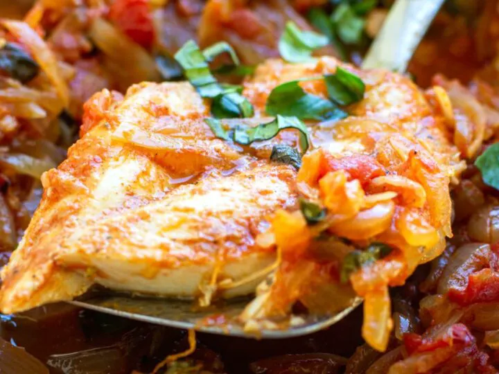 Pește grecesc la cuptor, rețeta perfectă pentru masa de Sfântul Andrei