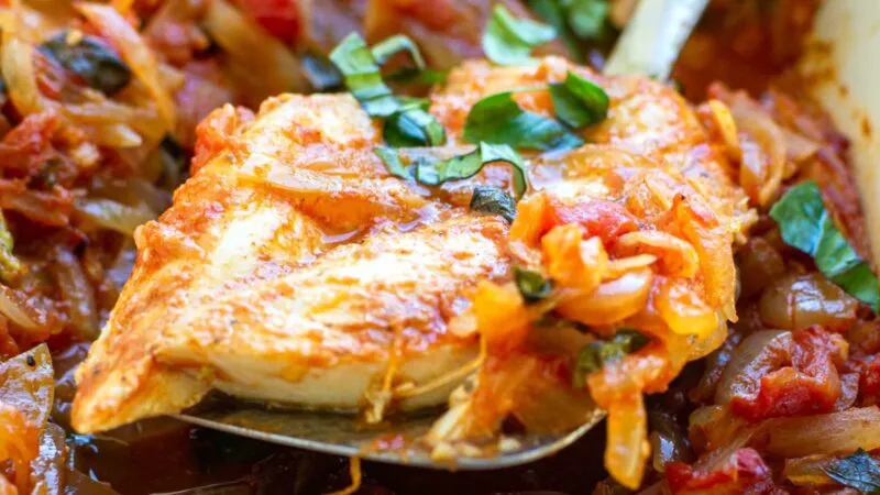 Pește grecesc la cuptor, rețeta perfectă pentru masa de Sfântul Andrei