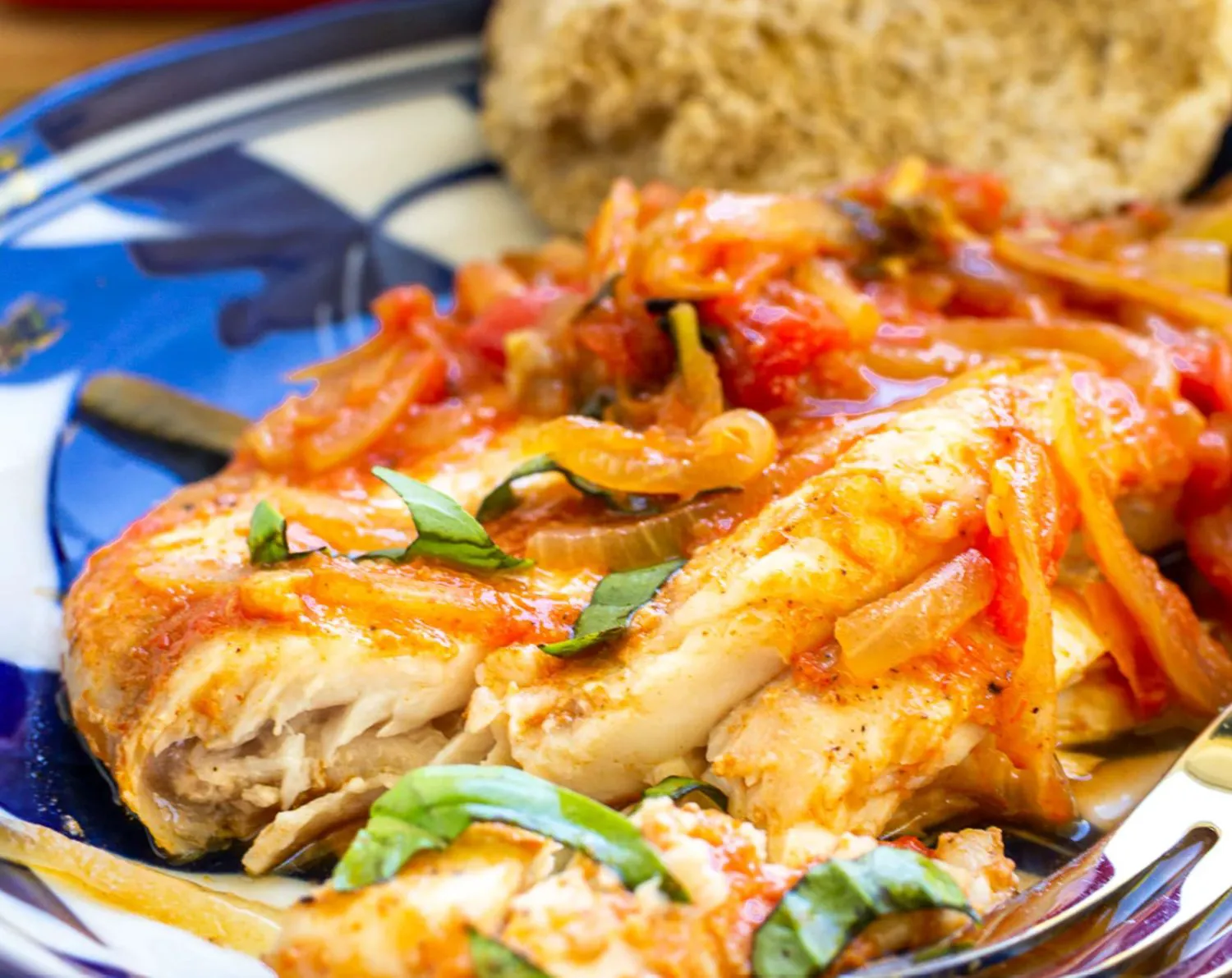 Pește grecesc la cuptor, rețeta perfectă pentru masa de Sfântul Andrei. Îți lasă gura apă!