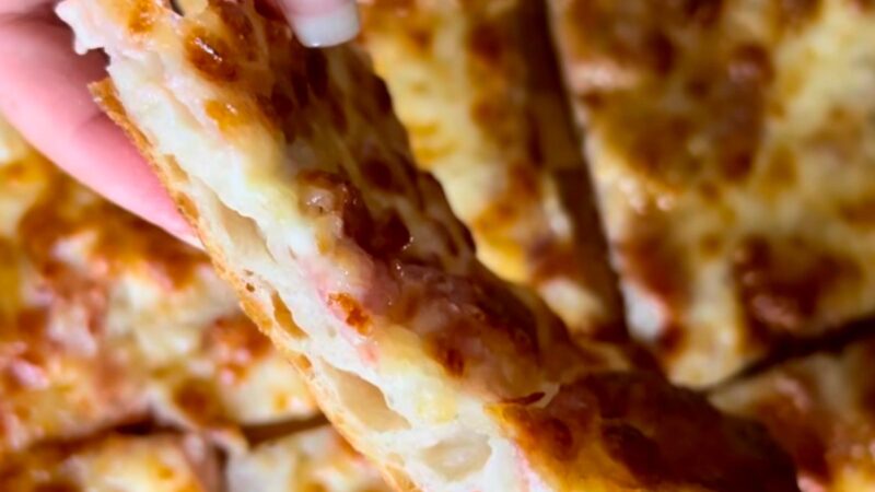 Pizza la tavă în stil roman. Doar italienii știu să facă artă din câteva ingrediente