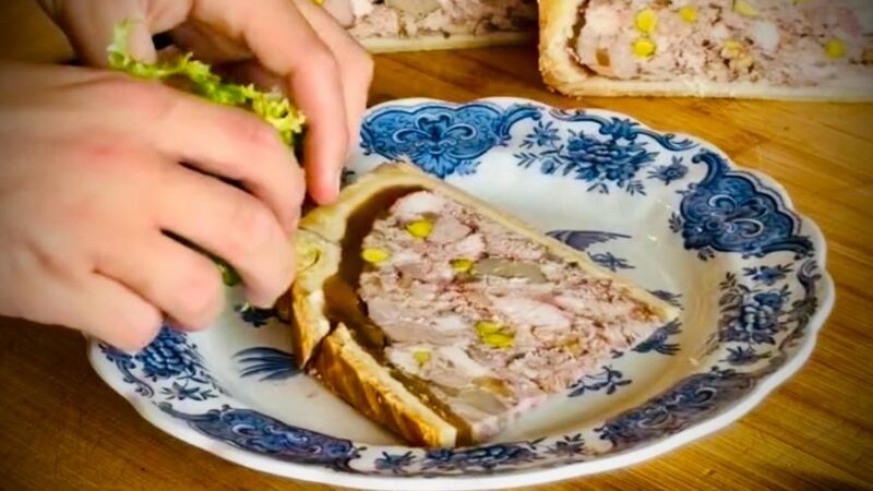 Plăcintă cu amestec de carne în crustă – un preparat clasic francez