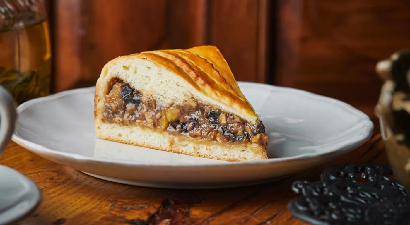 Plăcintă cu fructe uscate și nuci, o minunăție a rusoaicelor din Postul Crăciunului. Rețeta o să vă meargă la suflet