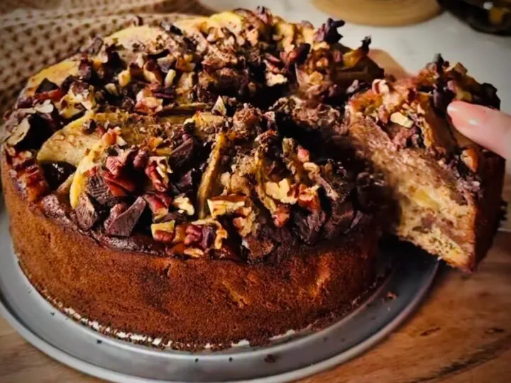 Deliciu de toamnă: Prăjitură cu pere, ciocolată și nuci