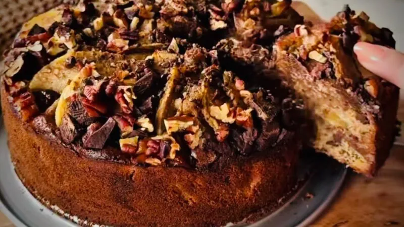 Deliciu de toamnă: Prăjitură cu pere, ciocolată și nuci