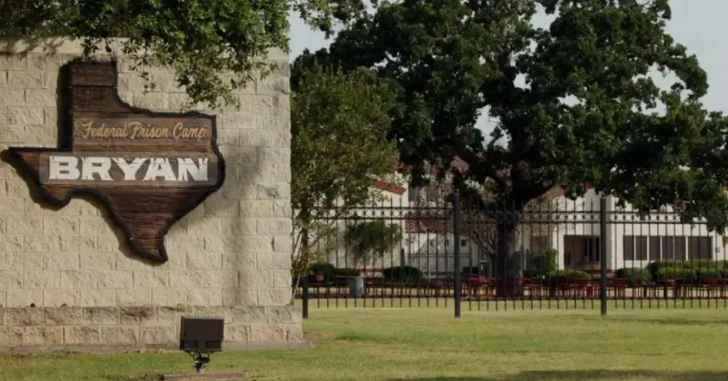 Ghislaine Maxwell, mutată în „închisoarea bogaților”, un resort de lux cu pază minimă. „Se simte foarte bine”