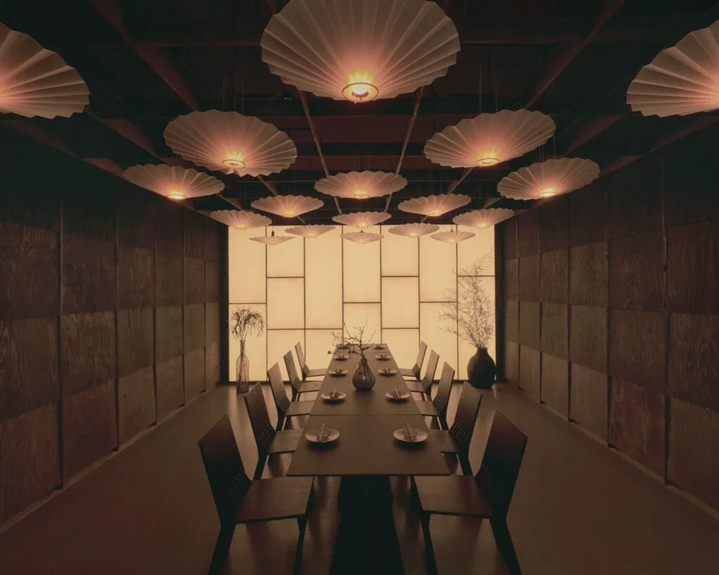 Exclusiv: Fiul unui europarlamentar român i-a dat mâna de ajutor lui Adrien Brody pentru Oscarul câștigat cu „The Brutalist”