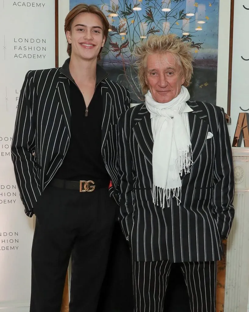 Rod Stewart face spectacol pe stadion alături de fiul său. Băiatul l-a moștenit