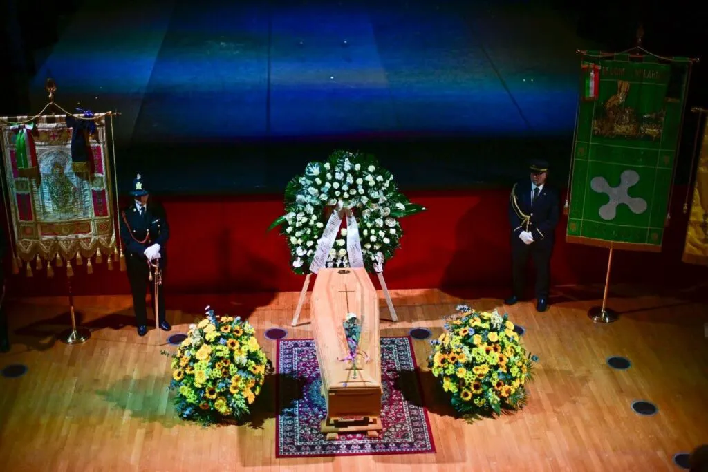 S-a stins steaua Italiei. Legendara artistă a fost incinerată în costum Dior